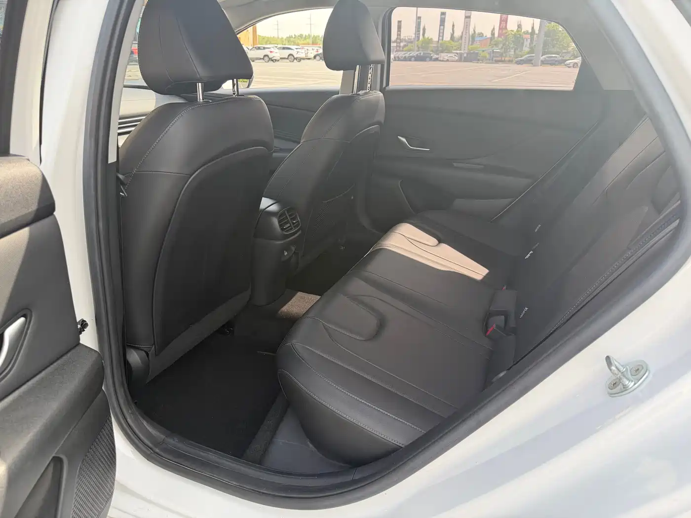 Hyundai Elantra 2022 1.5L CVT LUX Premium Edition фото 9