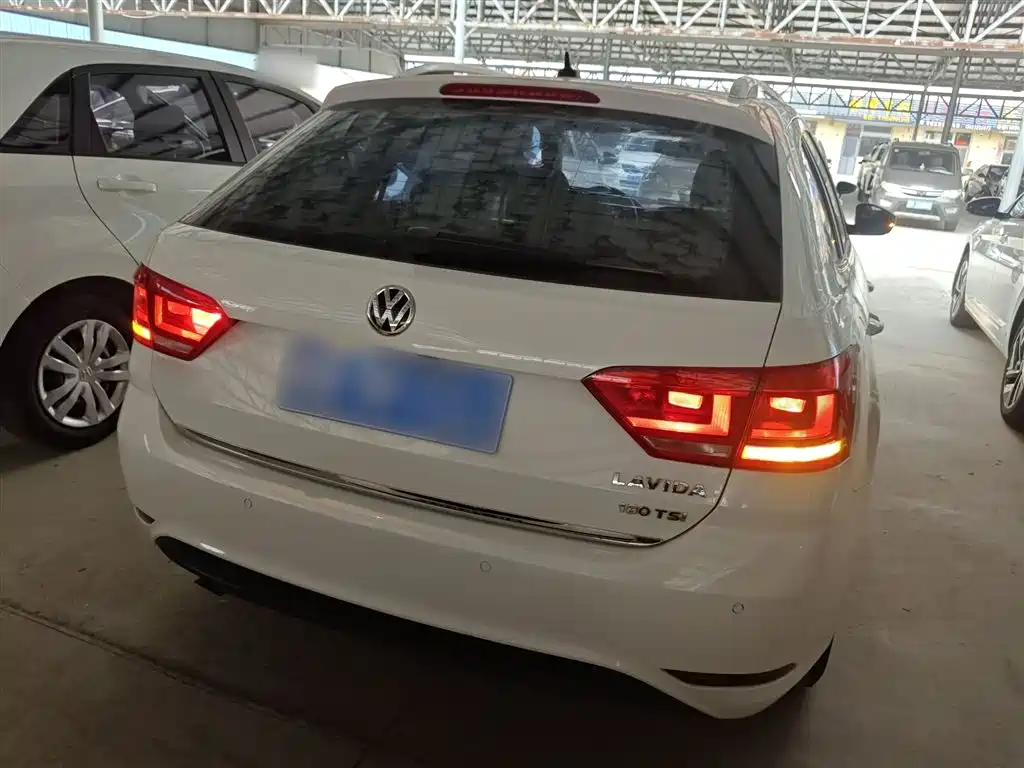 Volkswagen Lavida Tour 2017 180TSI DSG Comfort Edition фото 6