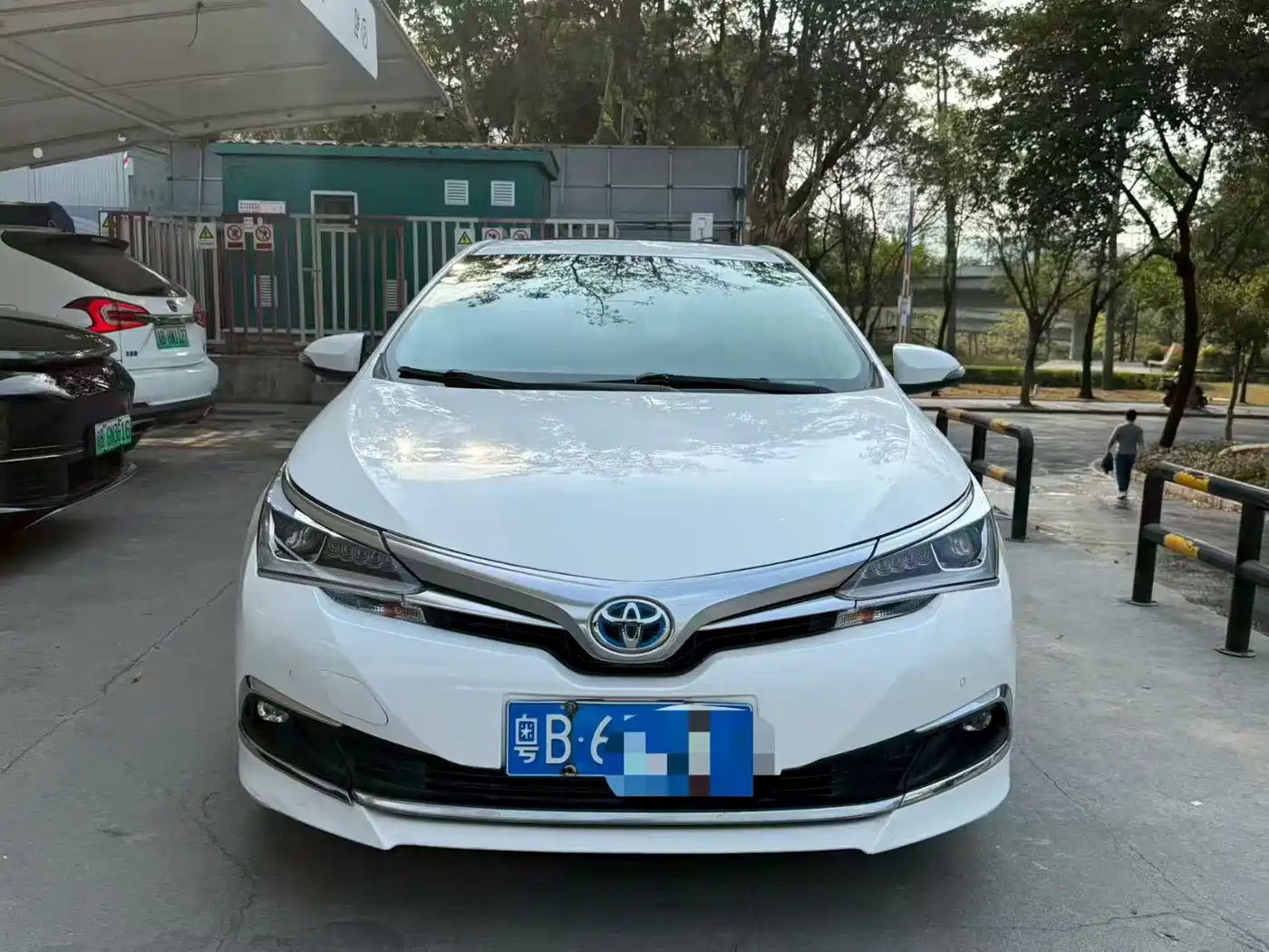 Toyota Corolla 2017 Facelift Hybrid 1.8L E-CVT Elite Edition фото 2