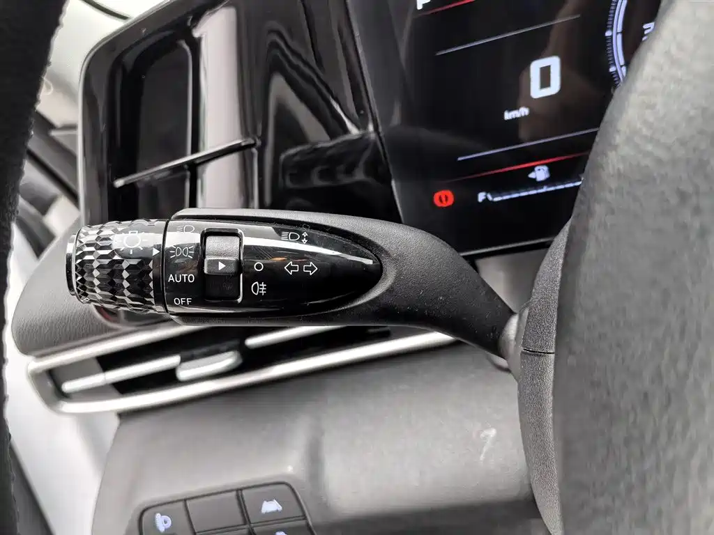 Hyundai Elantra 2022 1.5L CVT LUX Premium Edition фото 21