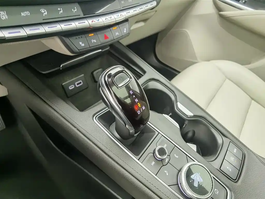 CADILLAC XT4