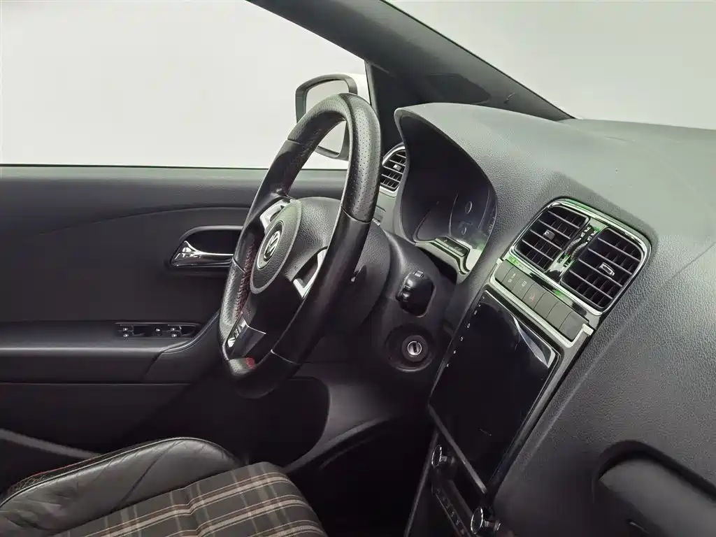 Volkswagen Polo 2012 1.4TSI GTI фото 22