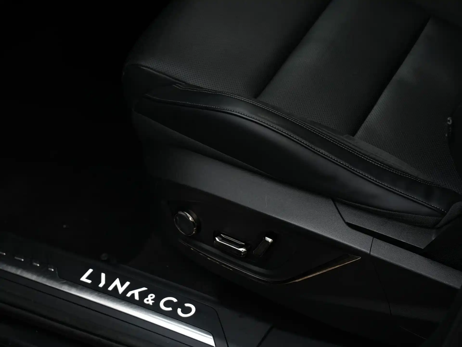 Photo 13 - Lynk & Co 01