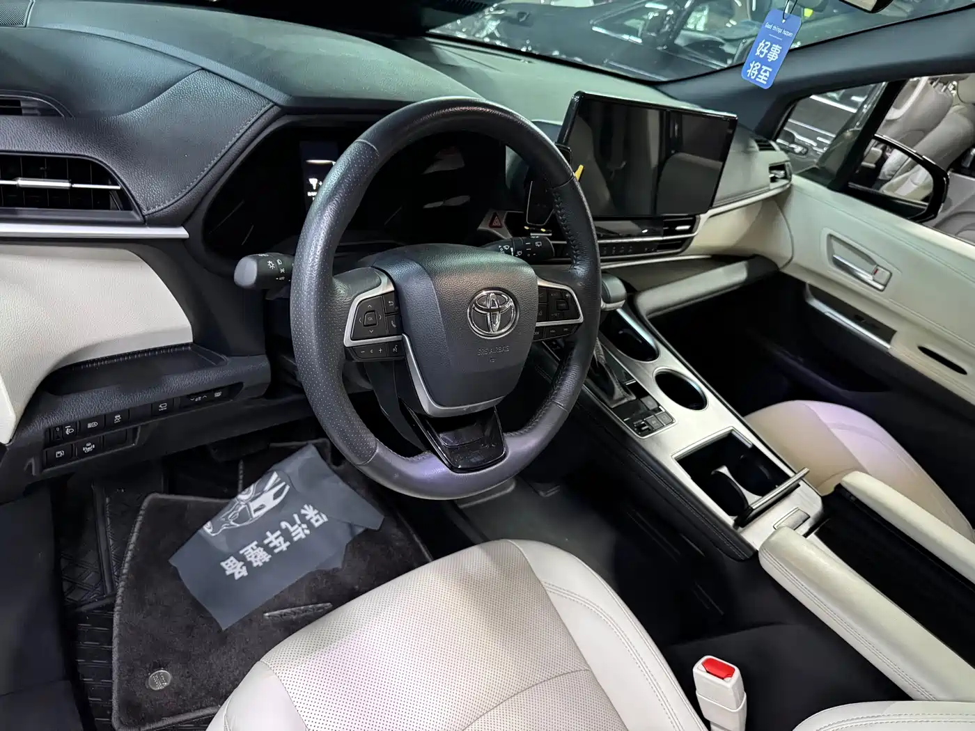 Toyota Sienna 2024 2.5L Hybrid 4WD Premium Edition фото 13