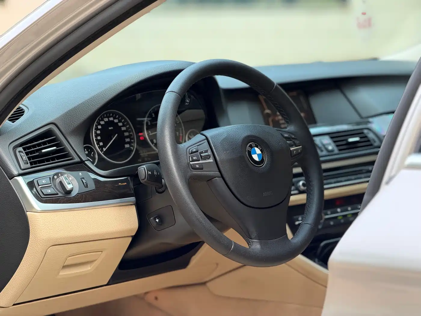 BMW 5 Series 2013 525Li Leadership фото 6