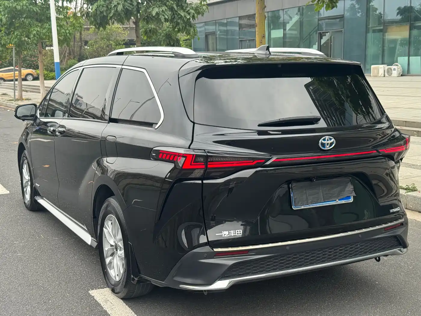 Toyota Granvia 2023 2.5L Hybrid Comfort Edition фото 9