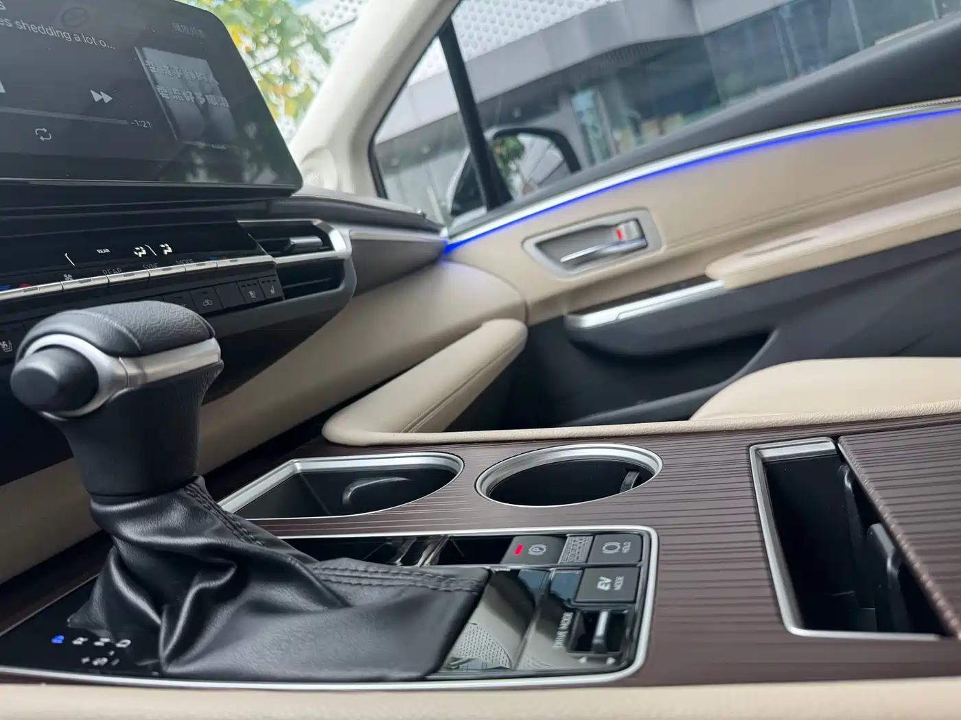 Toyota Granvia 2023 2.5L Hybrid Comfort Edition фото 24