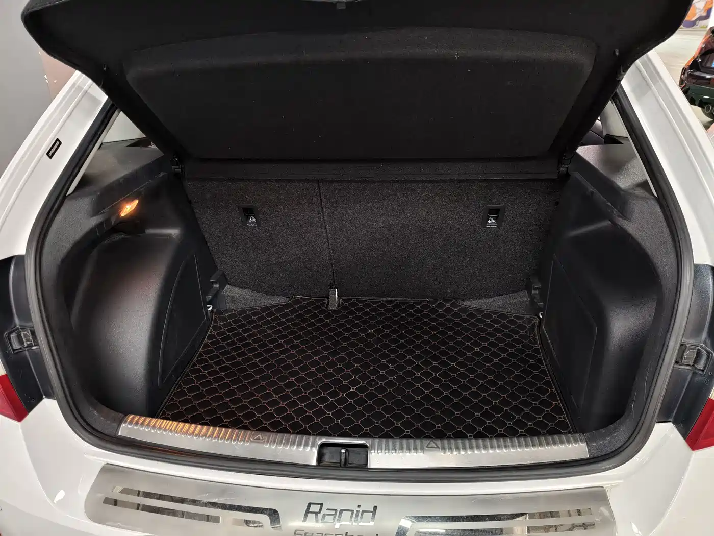 Škoda Skoda Rapid Spaceback 2016 Facelift 1.6L Automatic Innovation Edition фото 14