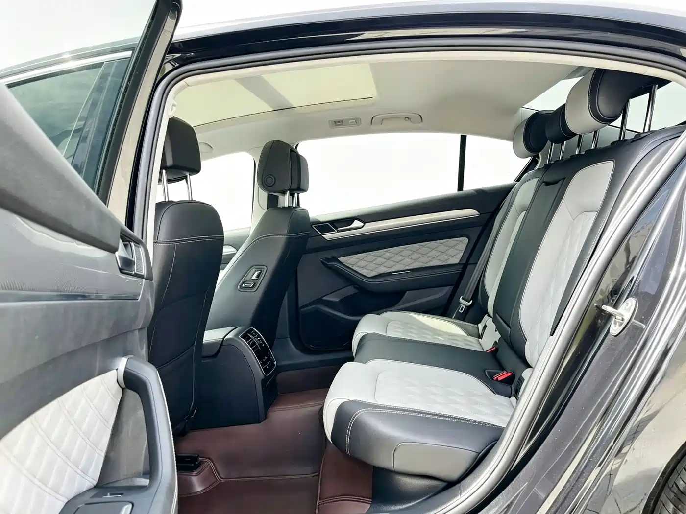 Volkswagen Magotan 2024 2023 2 Million Units Anniversary Edition 330TSI DSG Leading Type