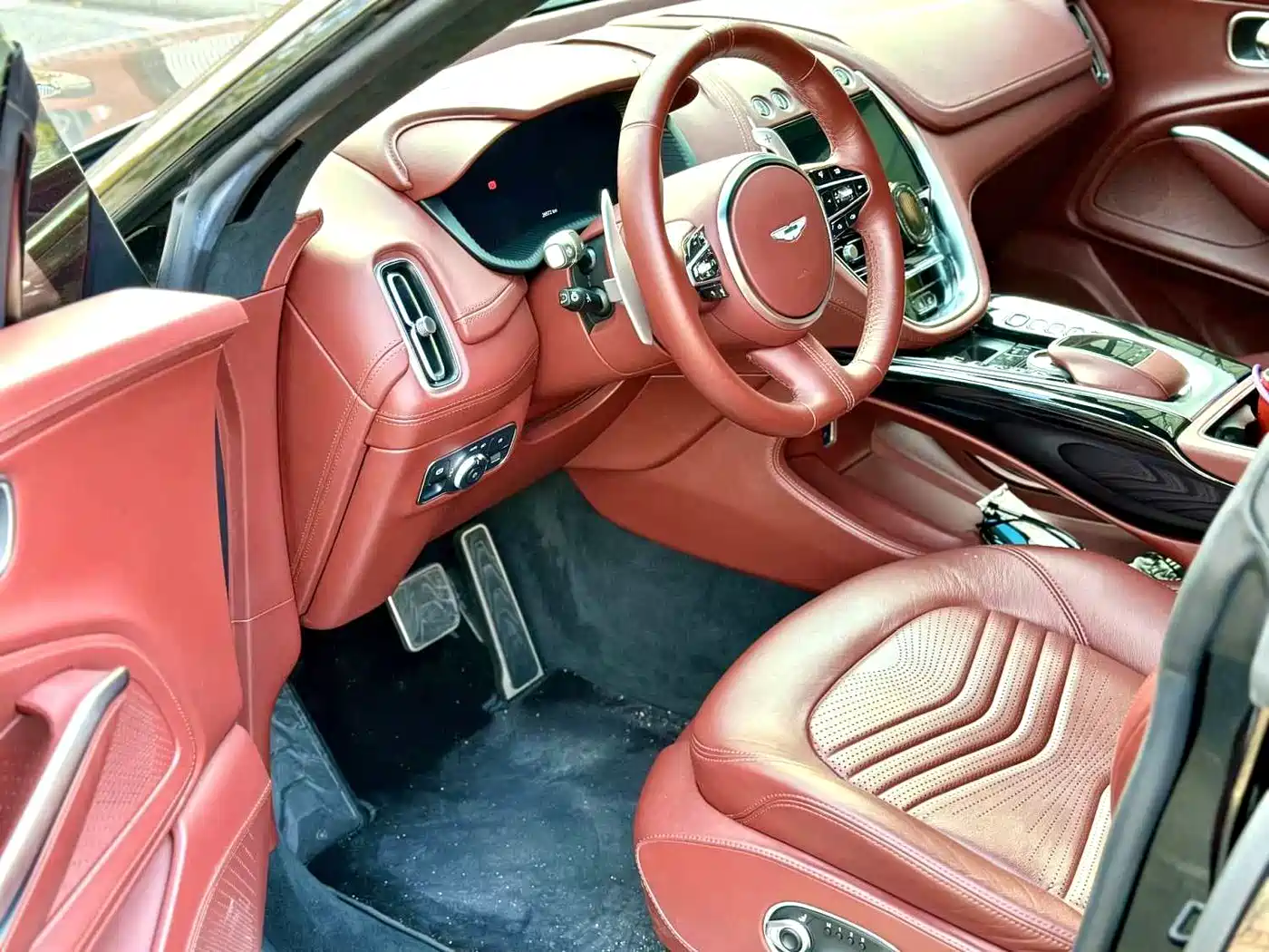 Aston Martin DBX 2020 4.0T V8 1913 First Edition Limited фото 4