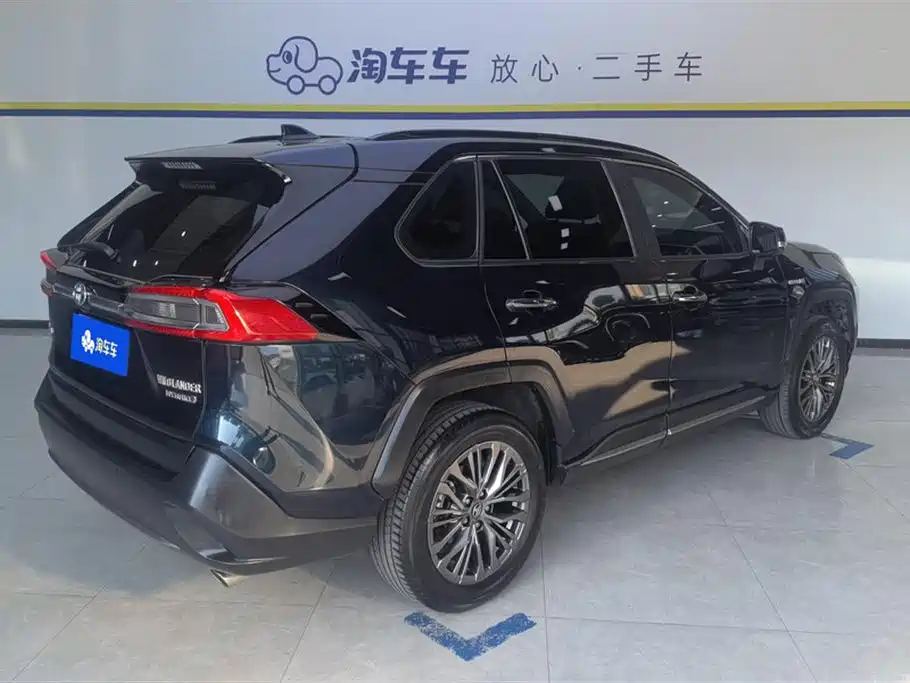 Toyota Wildlander 2023 Hybrid 2.5L E-CVT AWD Premium Edition фото 3