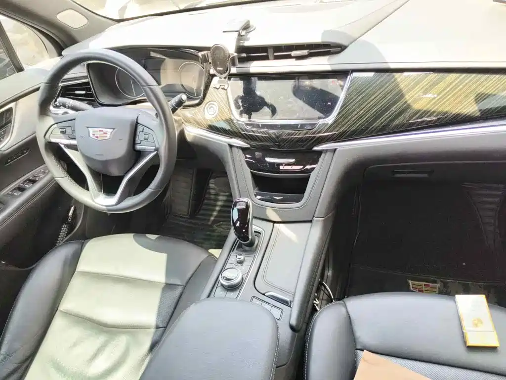 Фото 12 - Cadillac XT6