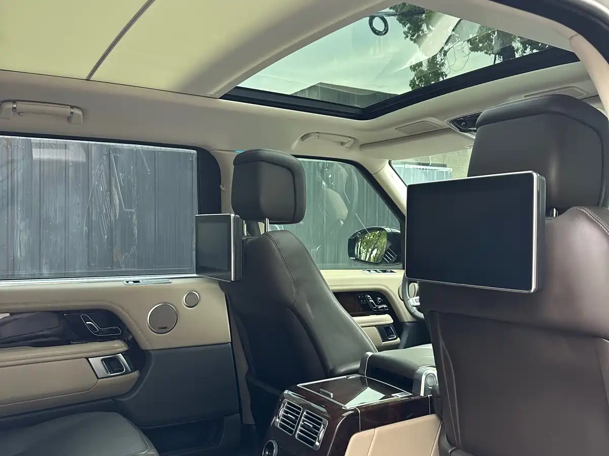 Land Rover Range Rover 2021 3.0 L6 Heritage Extended Classic Edition фото 13