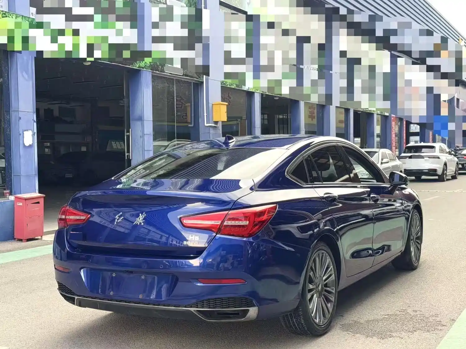 Фото 8 - Hongqi H5