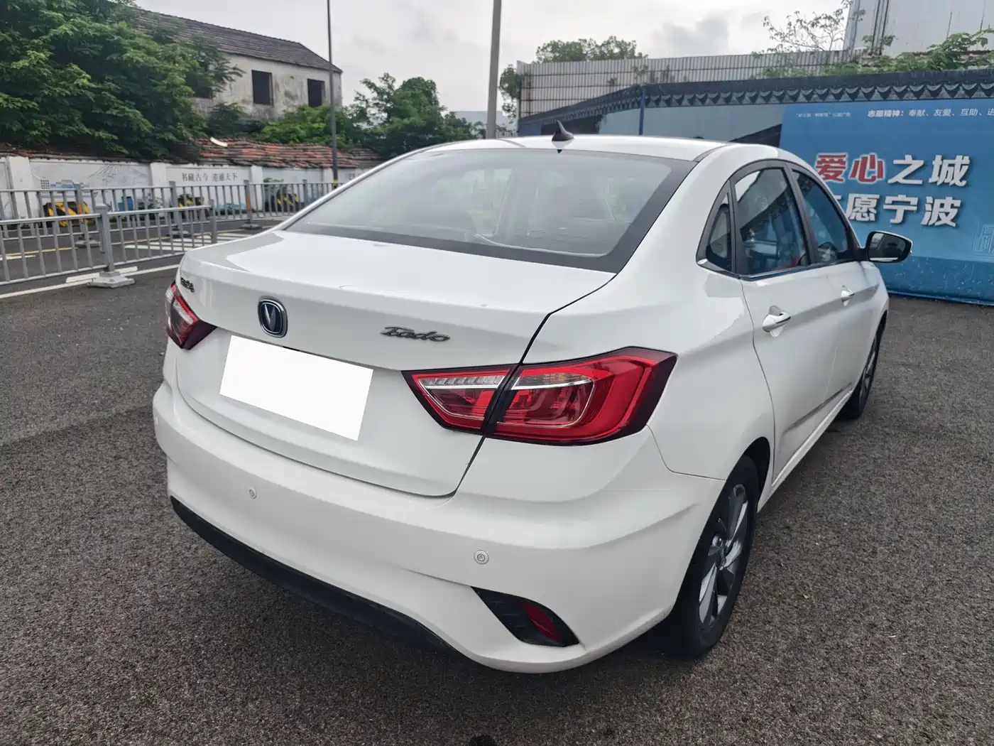 Фото 11 - Changan Eado DT