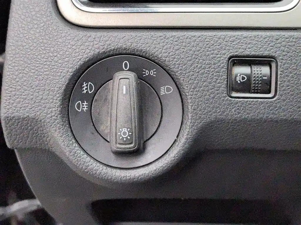 Volkswagen Santana 2015 1.6L Manual Comfort Edition фото 21
