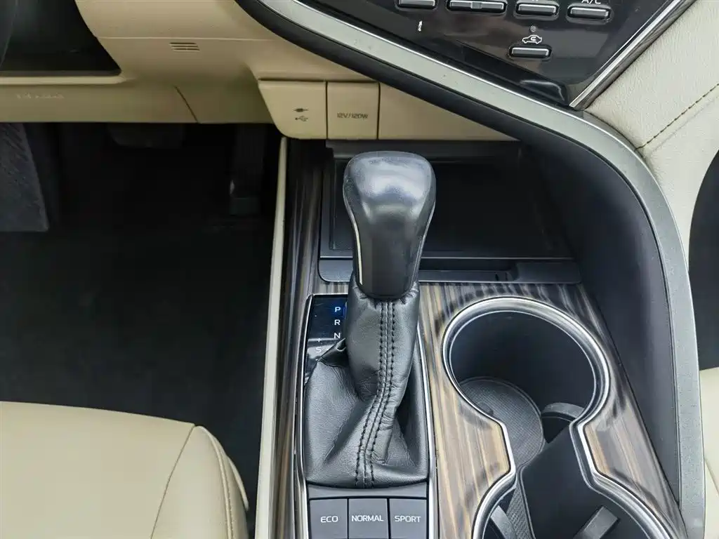 Toyota Camry 2018 2.5G Luxury Edition фото 13