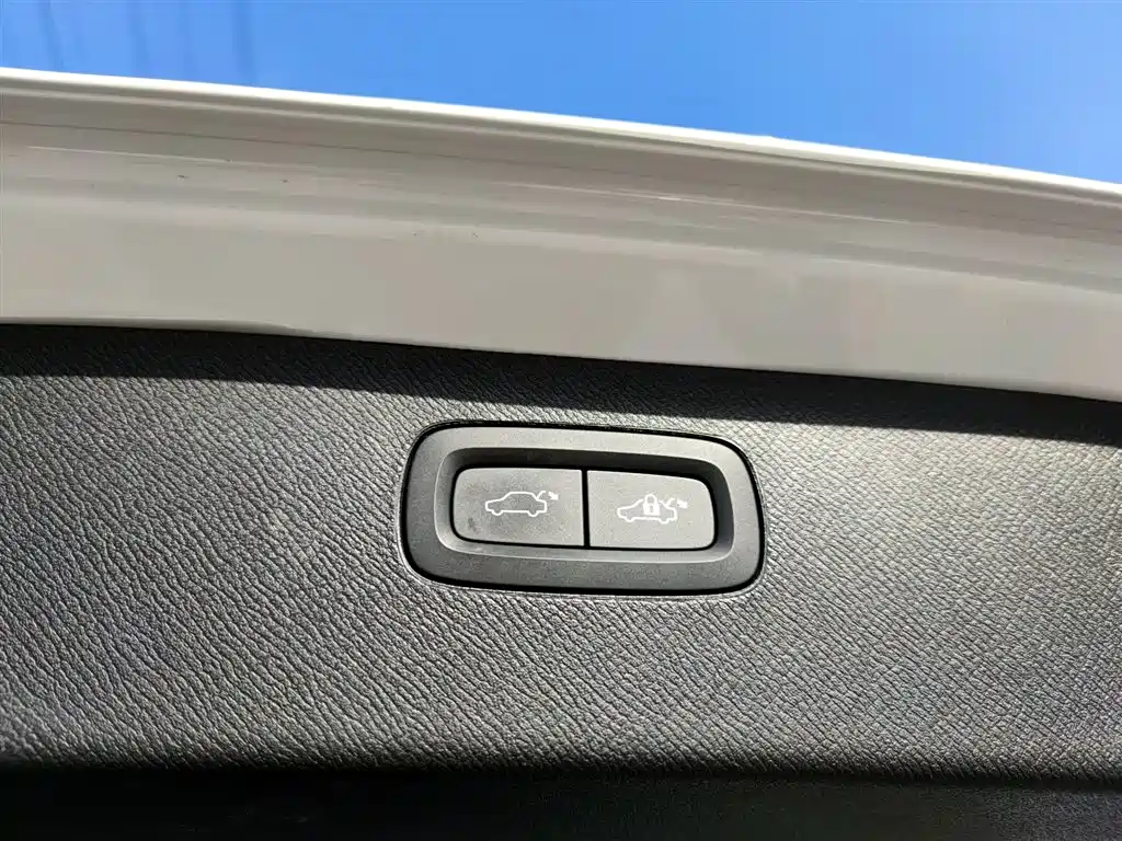 Фото 17 - Volvo XC90