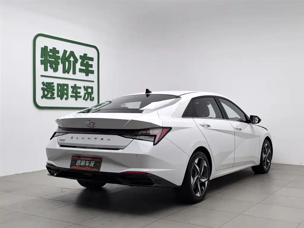 Hyundai Elantra 2022 1.5L CVT LUX Premium Edition фото 2