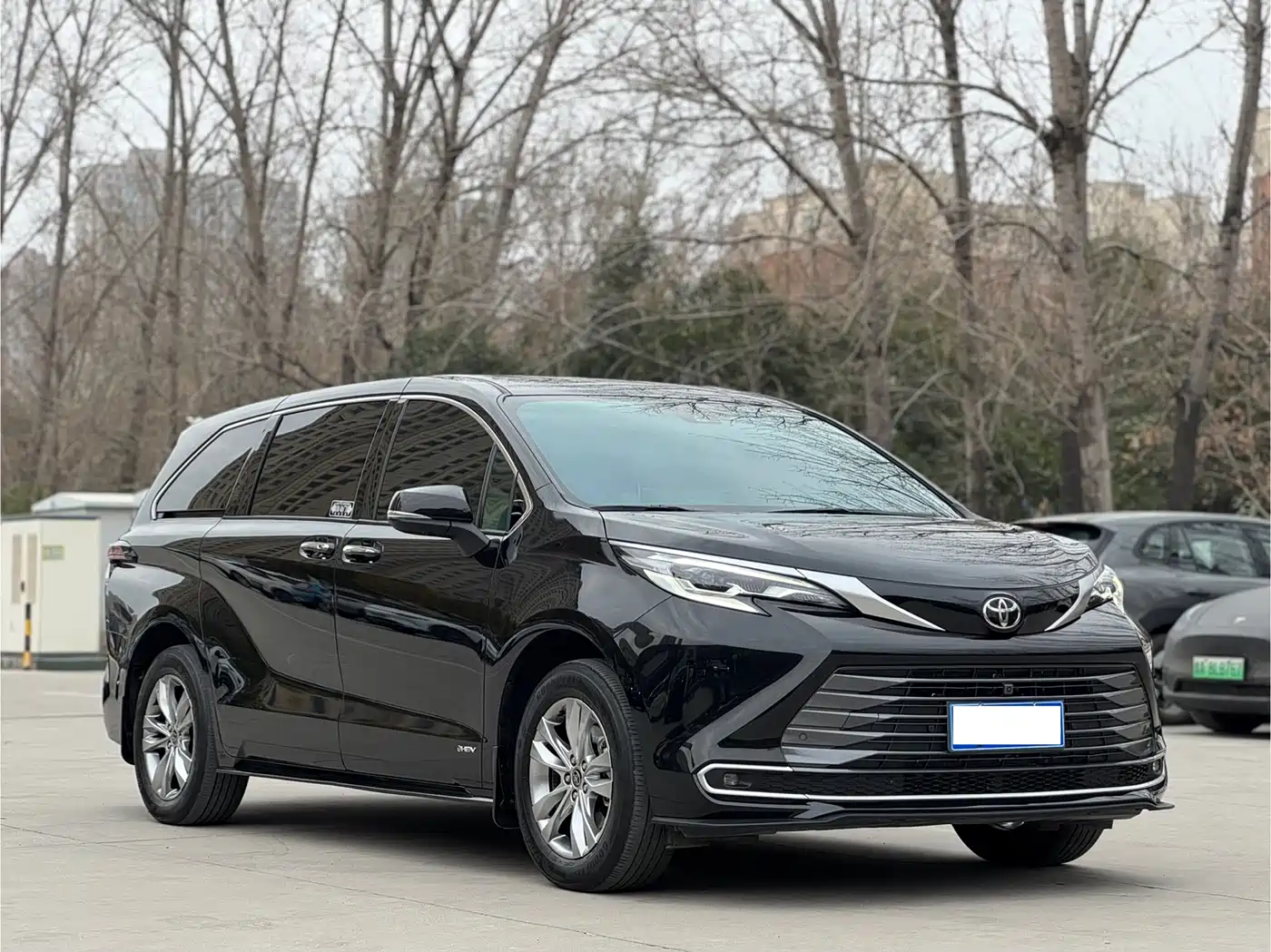 Toyota Sienna 2024 2.5L Hybrid 4WD Premium Edition фото 3
