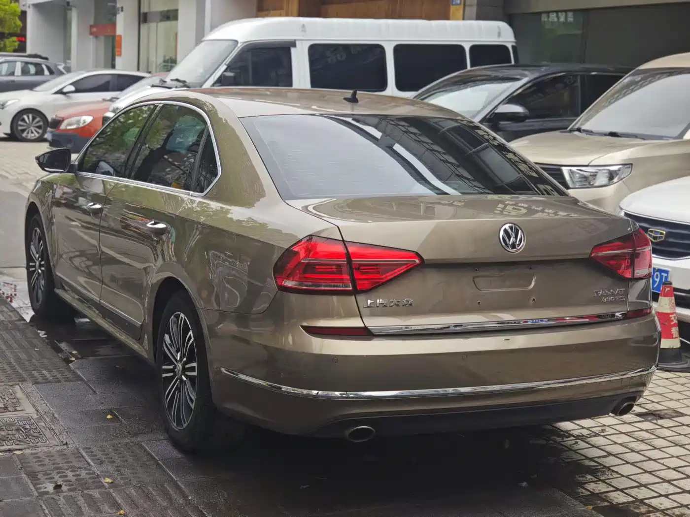 Volkswagen Passat 2017 330TSI DSG Luxury фото 6