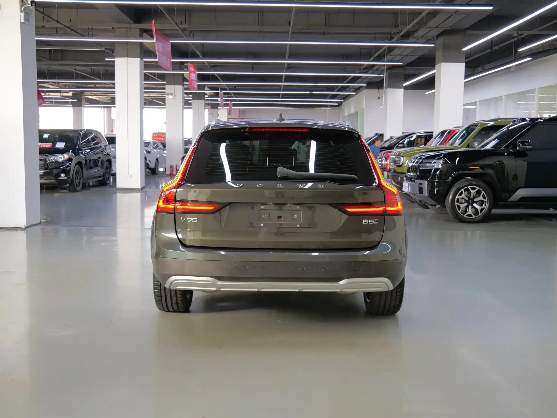 Photo 6 - Volvo V90