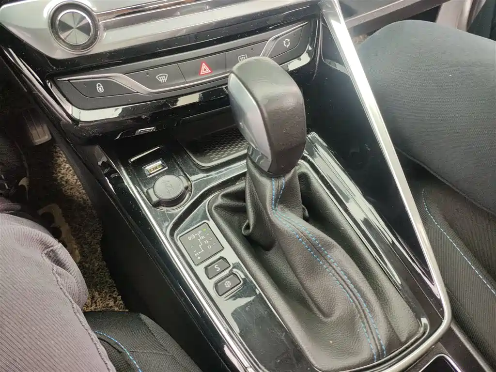 Peugeot 308 2018 1.6L Auto Luxury Edition фото 14