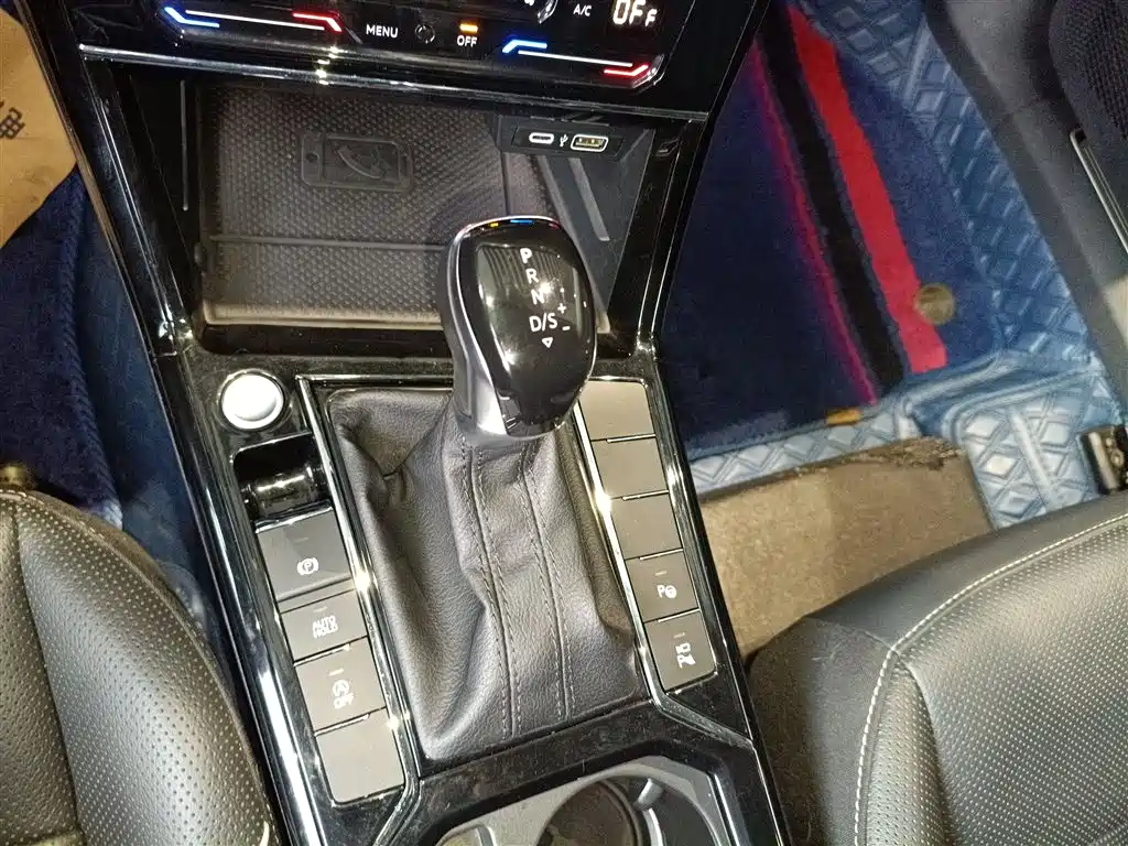 Volkswagen Passat 2023 330TSI Starlight Luxury Edition фото 10