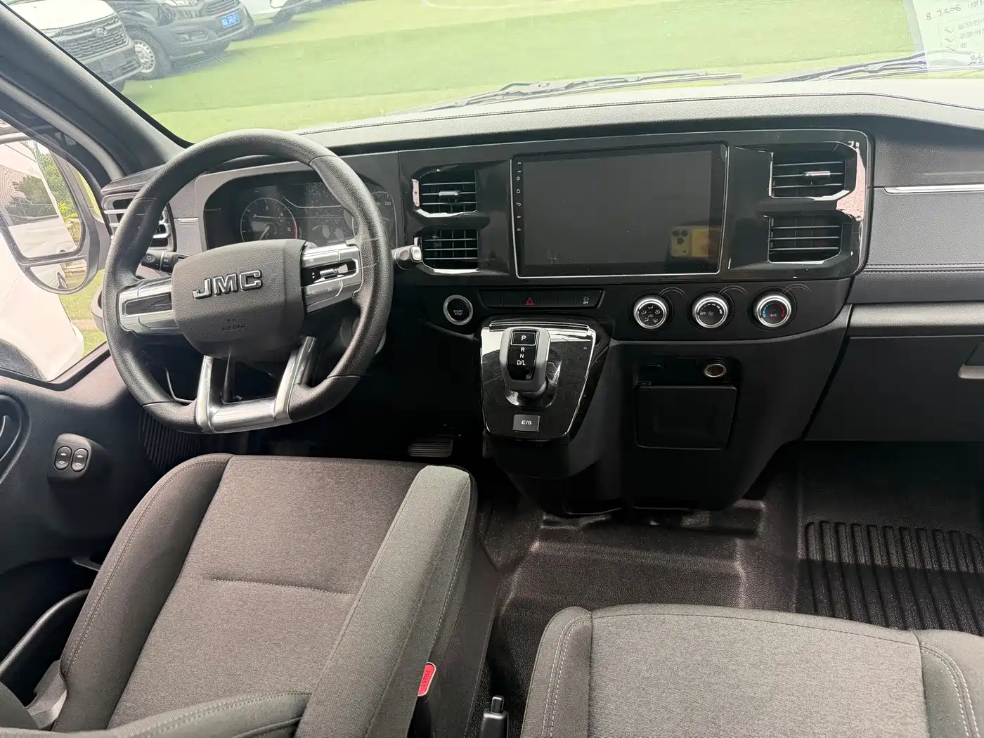 Jiangling JMC Fushun 2025 2025 Model 2.0T 8AT Diesel Medium Wheelbase High Roof Commercial Multi-purpose Vehicle 5/6 Seater