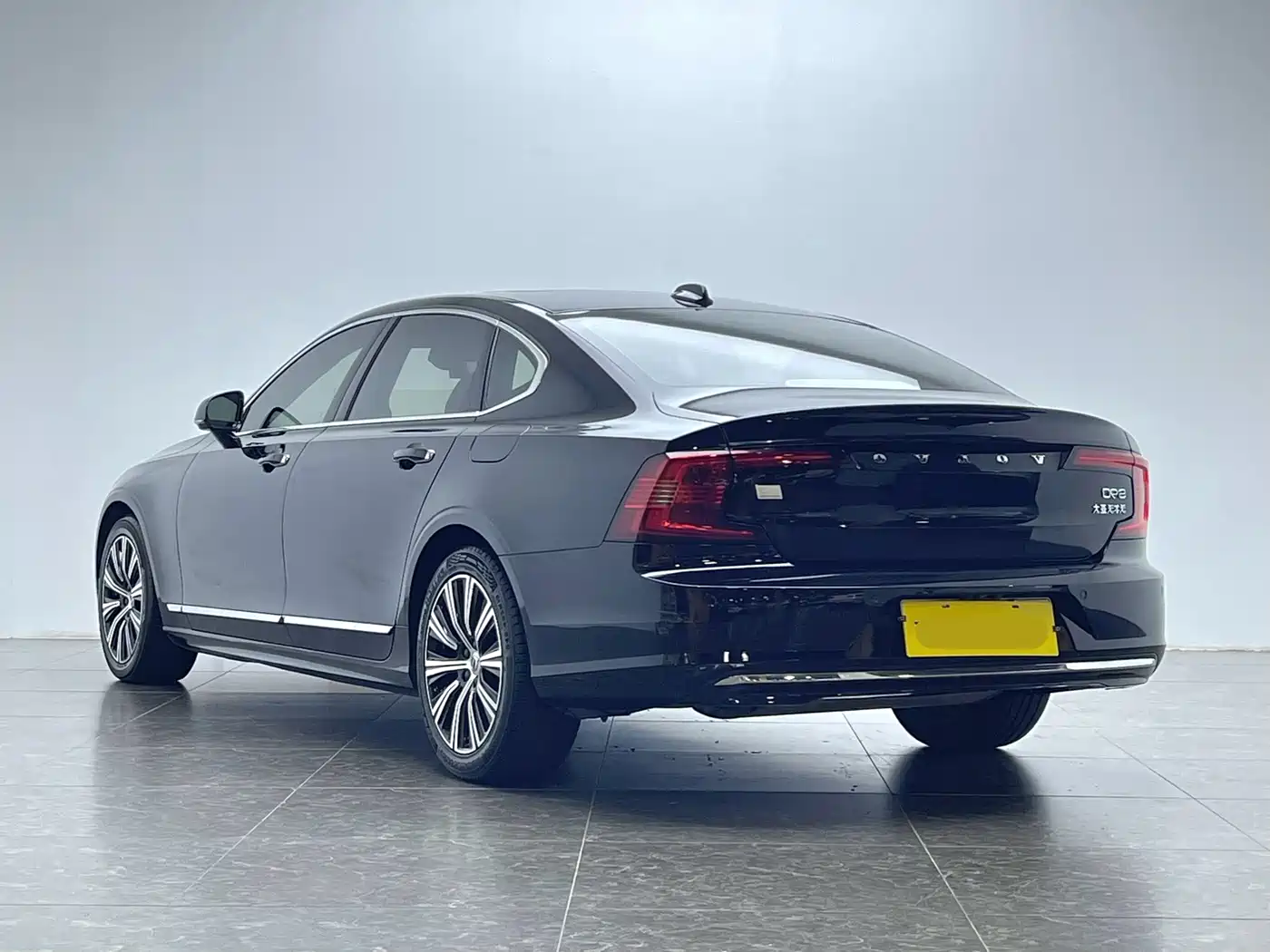 Volvo S90 Plug-in Hybrid 2022 2022 T8 Recharge Plug-in Hybrid Momentum Luxury Edition