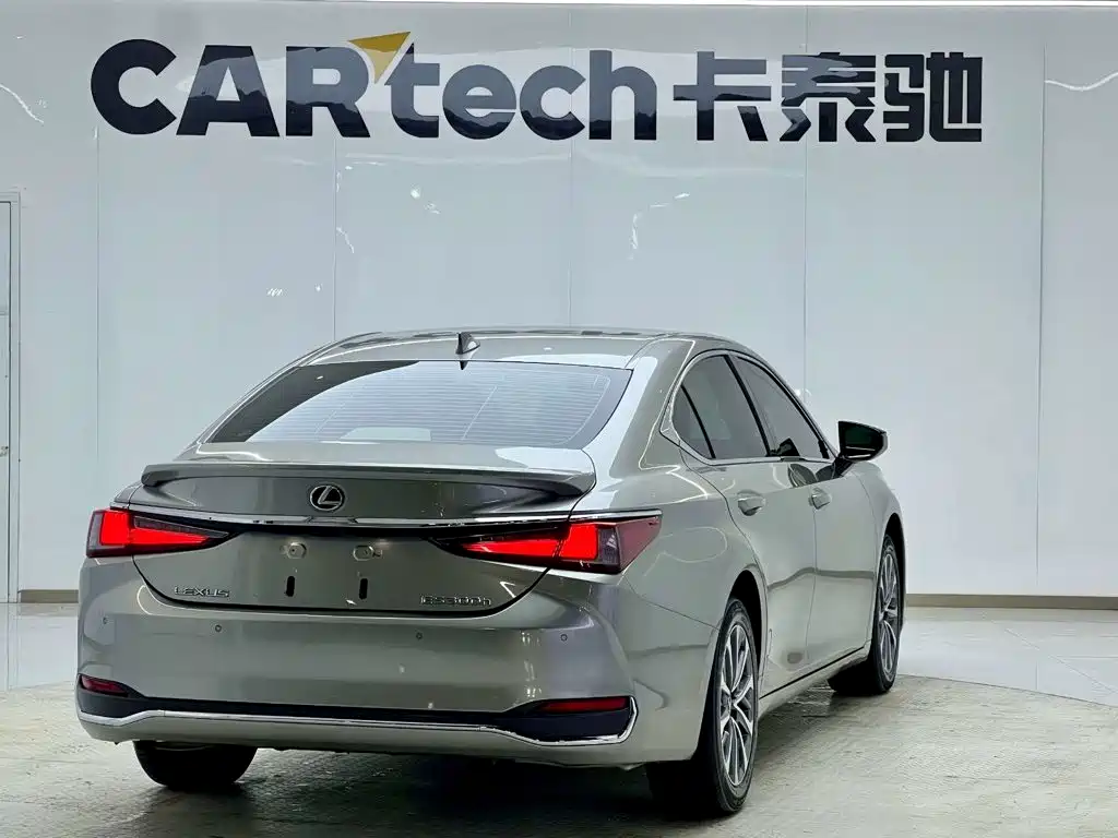 Фото 4 - Lexus ES