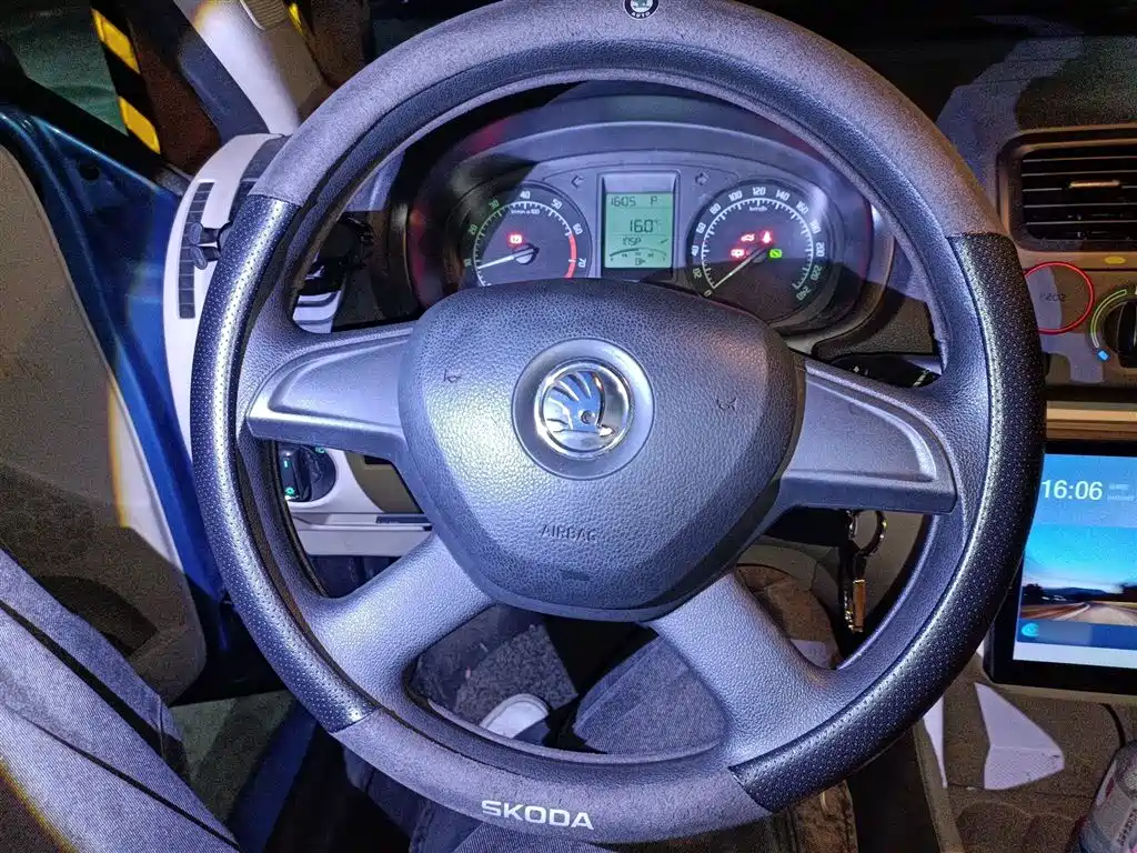 Škoda Fabia 2014 1.4L Automatic Crystal Edition фото 3