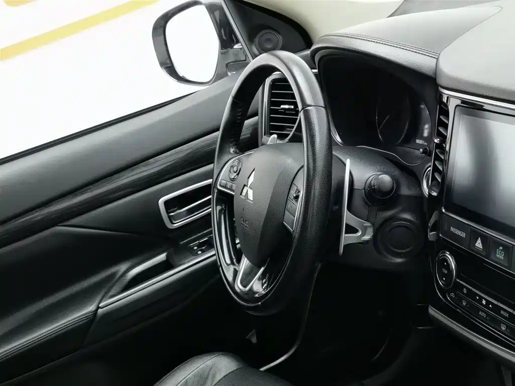 Mitsubishi Outlander 2018 2.4L 4WD Luxury Edition 7-seater фото 22