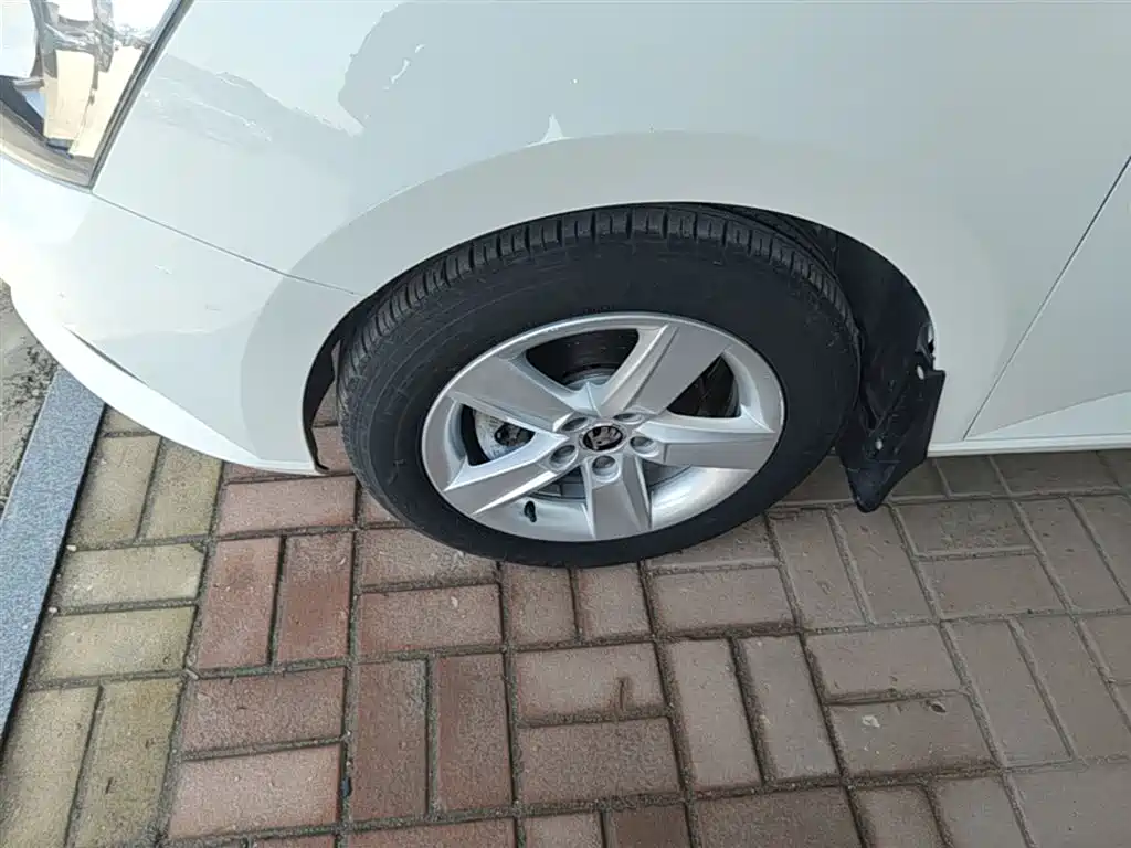 Škoda Fabia 2017 1.4L Auto Car Enjoy Edition фото 23