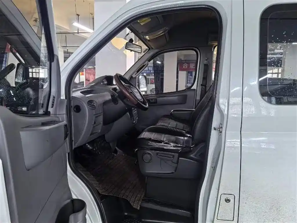 SAIC Maxus Xintu V80 2021 2.0T PLUS Manual Business Travel Edition Short Wheelbase Medium Roof 9 Seats фото 3