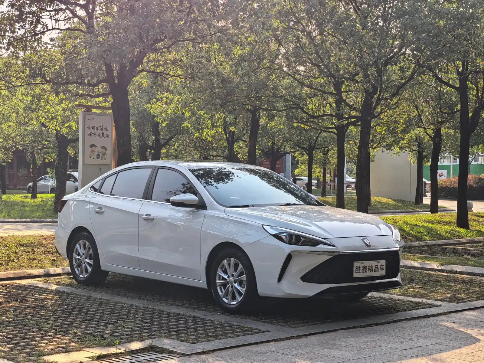 Фото 3 - Roewe i5