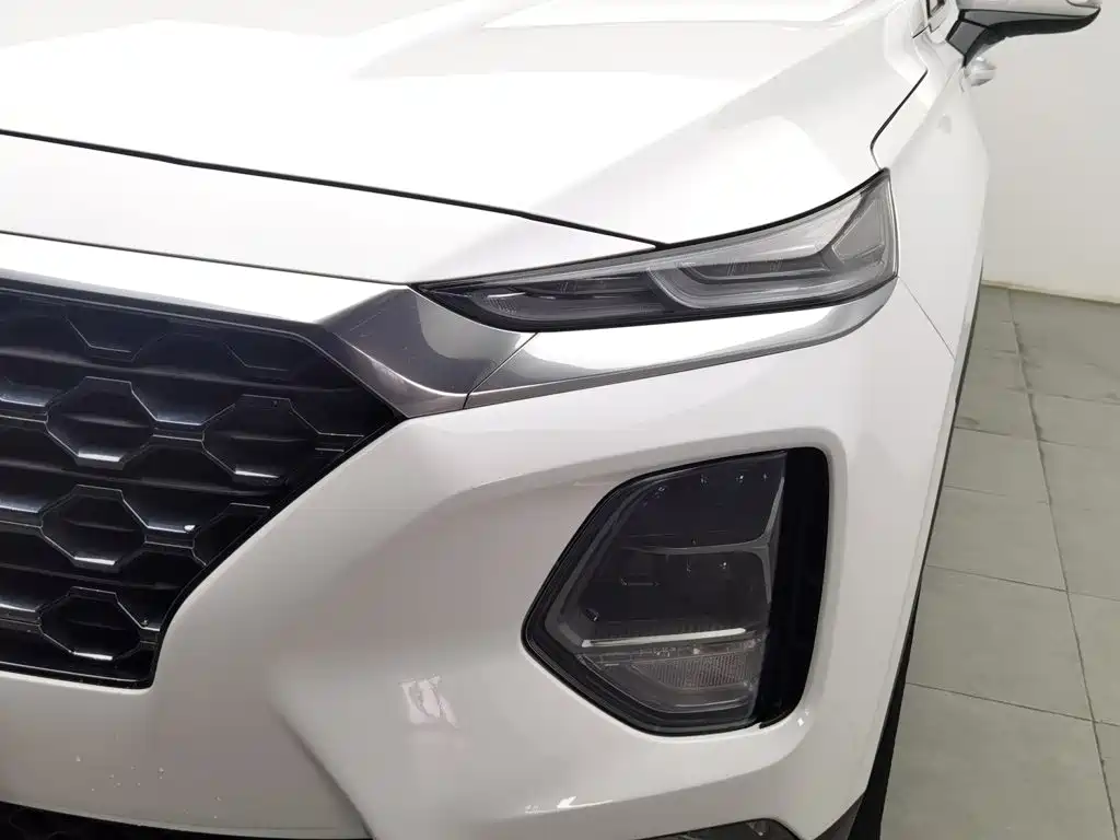Photo 7 - Hyundai Santa Fe
