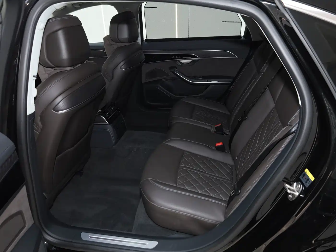 Audi A8 2023 A8L 50 TFSI quattro Exclusive фото 14