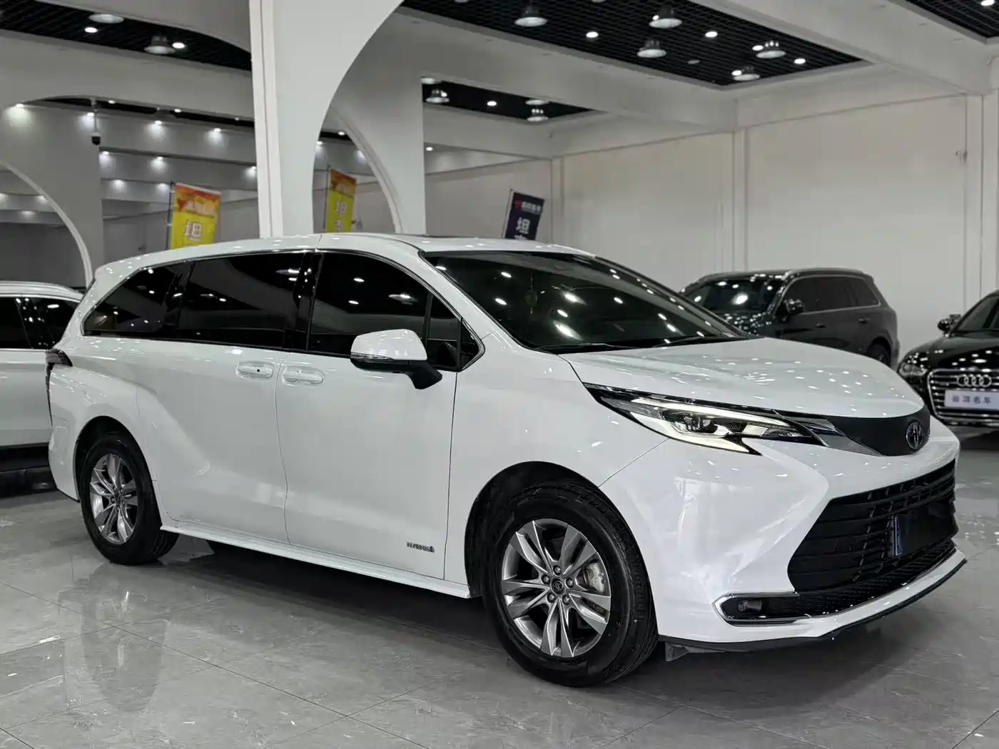 Toyota Sienna 2023 2.5L Hybrid Comfort Edition фото 3