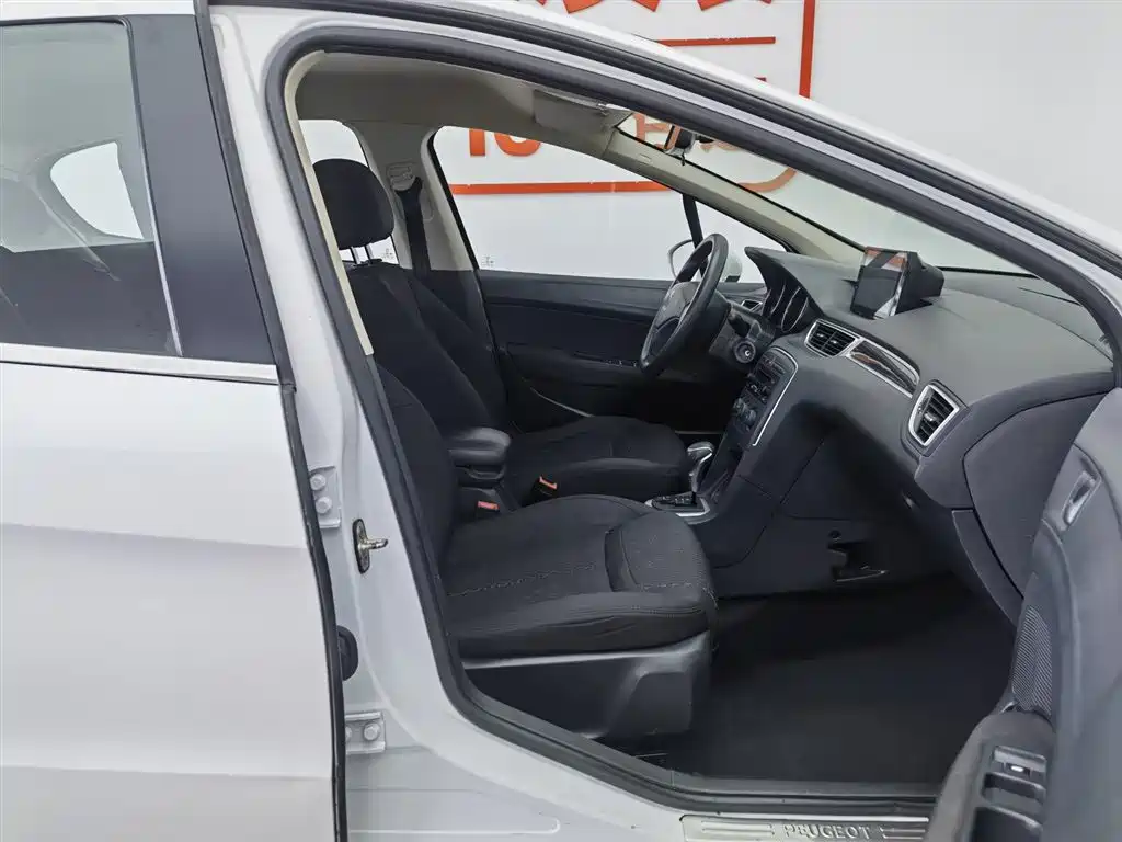 Peugeot 308 2014 Model Joy Edition Classic 1.6L Automatic Superior Style фото 23