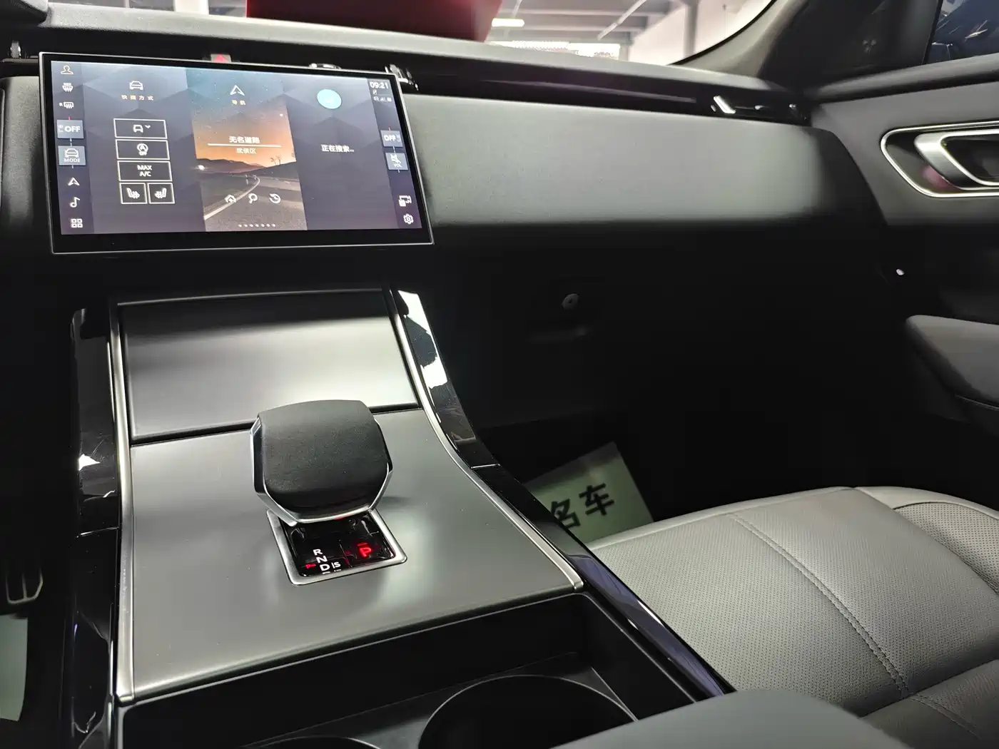 Land Rover Range Rover Velar 2024 Dynamic SE фото 10