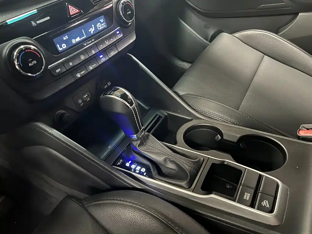 Hyundai Tucson 2018 1.6T DCT 2WD 15th Anniversary Special Edition фото 20
