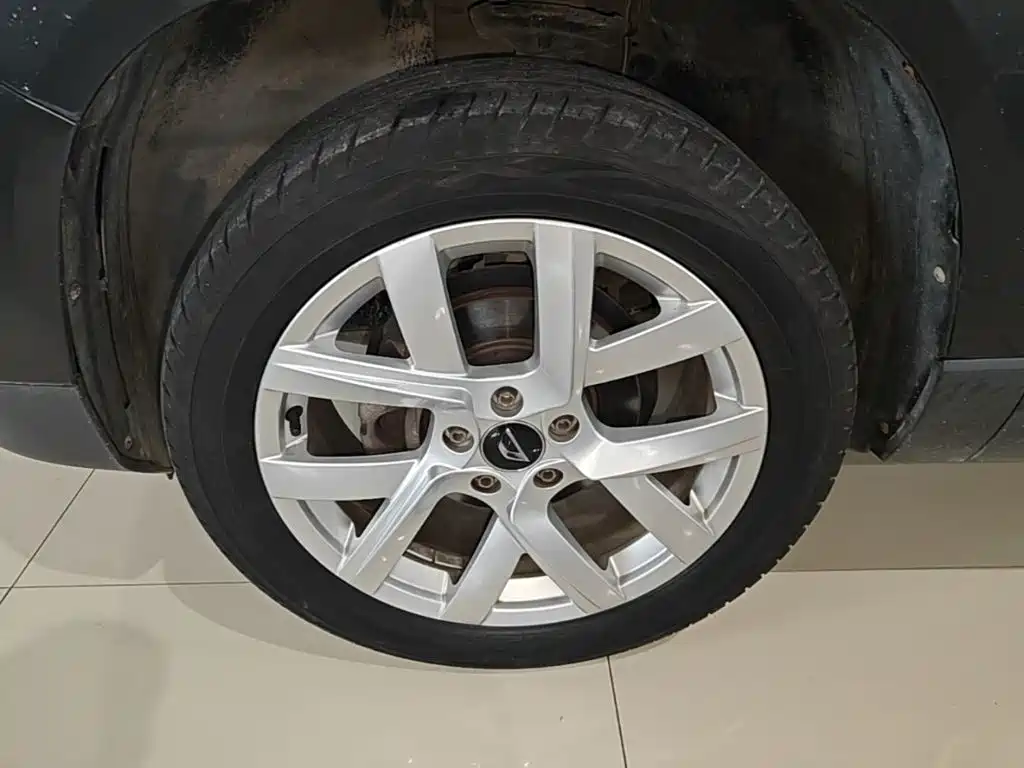 Photo 23 - Jetta VS5