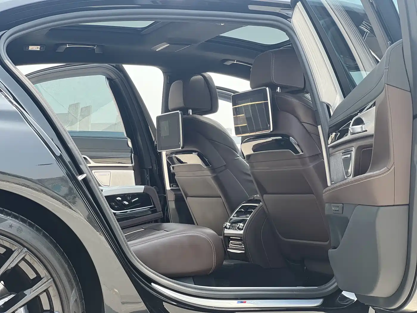 BMW 7 Series 2022 740Li xDrive Executive M Sport Package фото 7