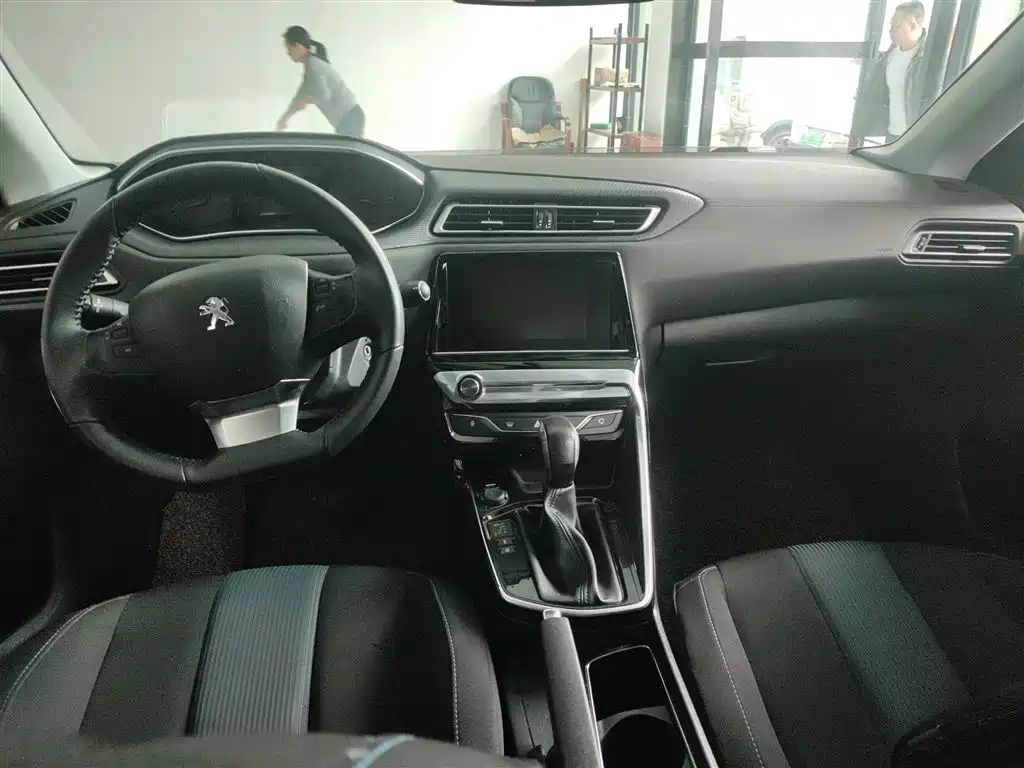 Peugeot 308 2018 1.6L Auto Luxury Edition фото 10
