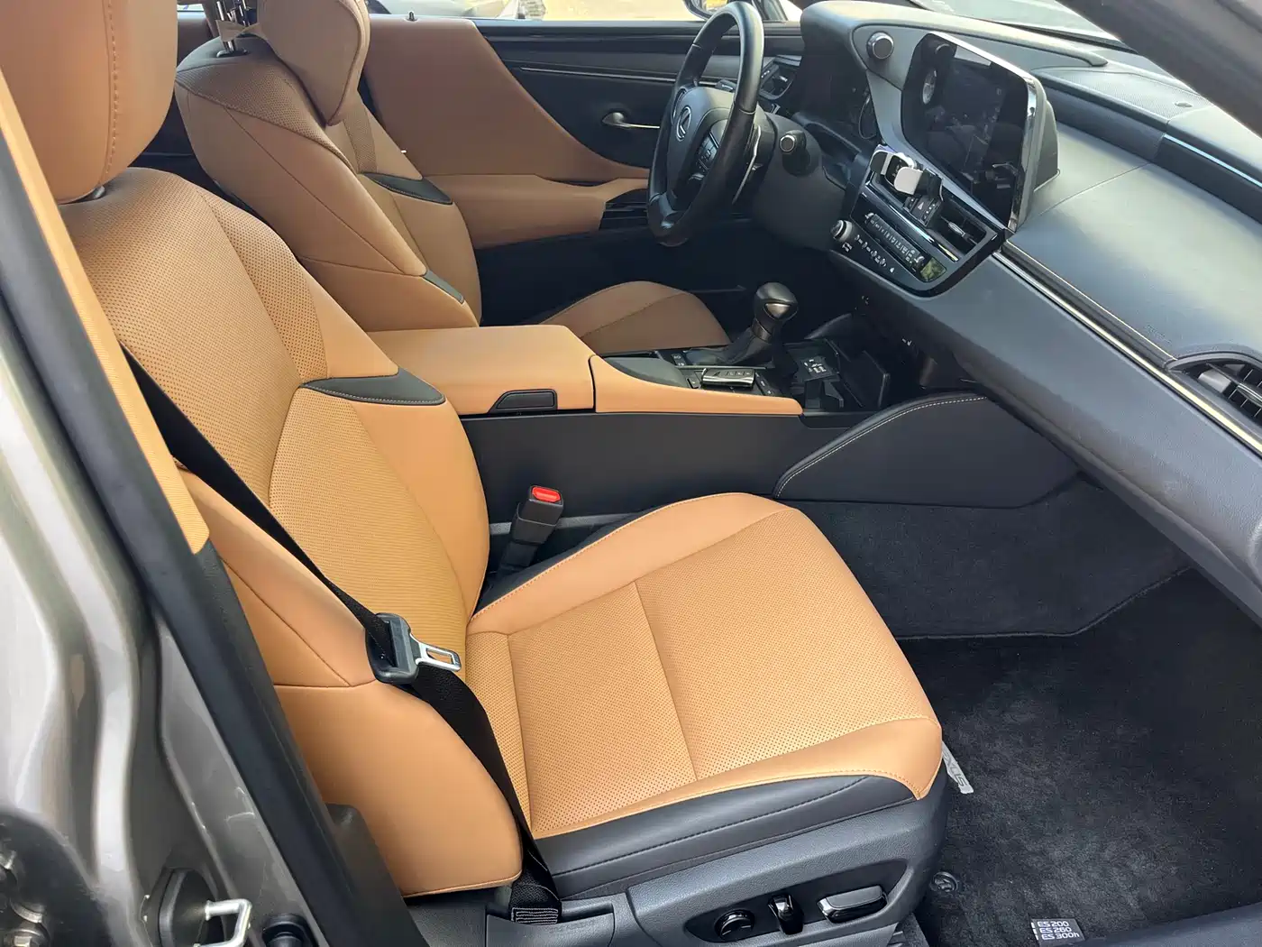 Lexus ES 2021 300h Excellence Edition фото 12