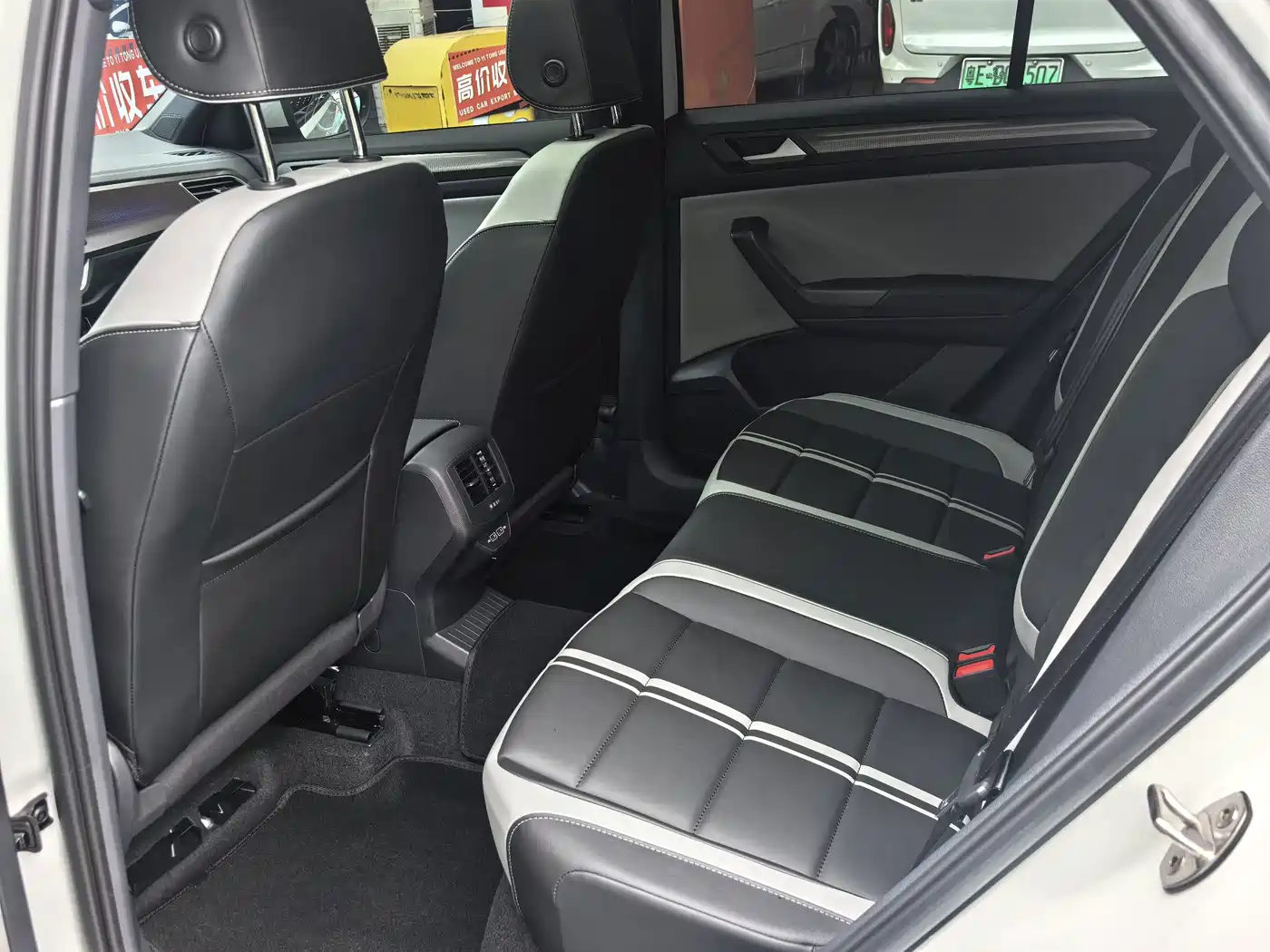 Volkswagen T-ROC 2026 2026 300TSI DSG 2WD Morning Light Edition