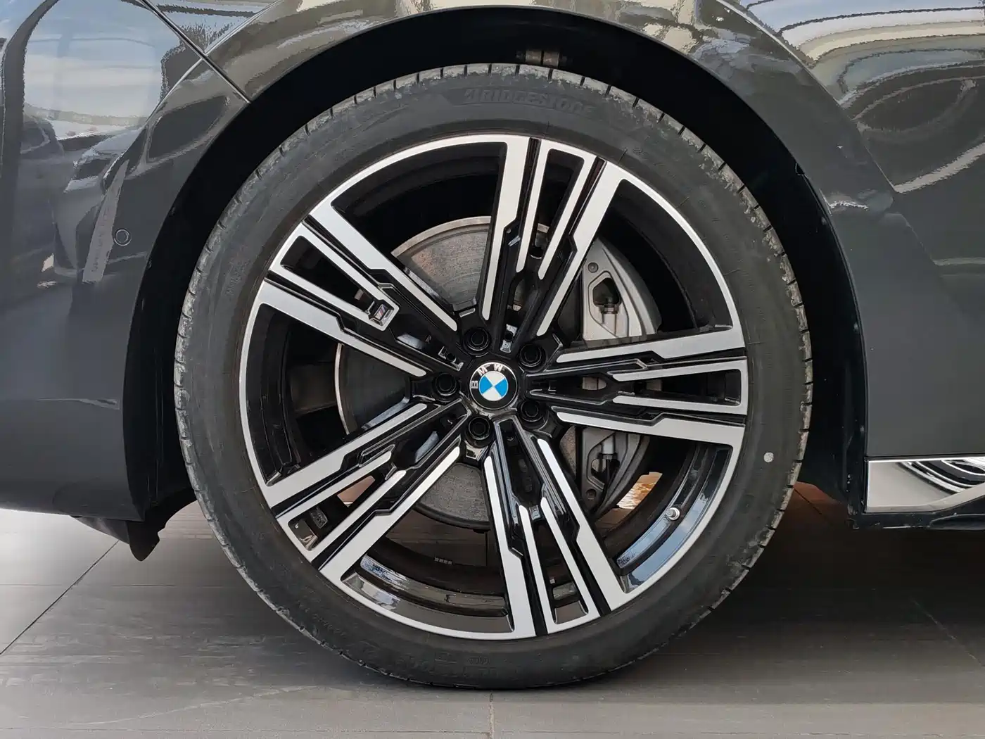 BMW 7 Series 2023 740Li Exclusive M Sport Package фото 18