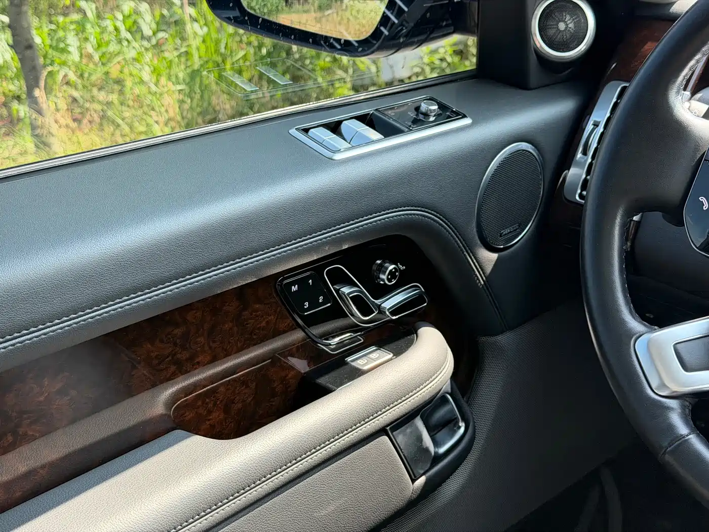 Land Rover Range Rover 2022 3.0 L6 360PS Golden Age Edition фото 12