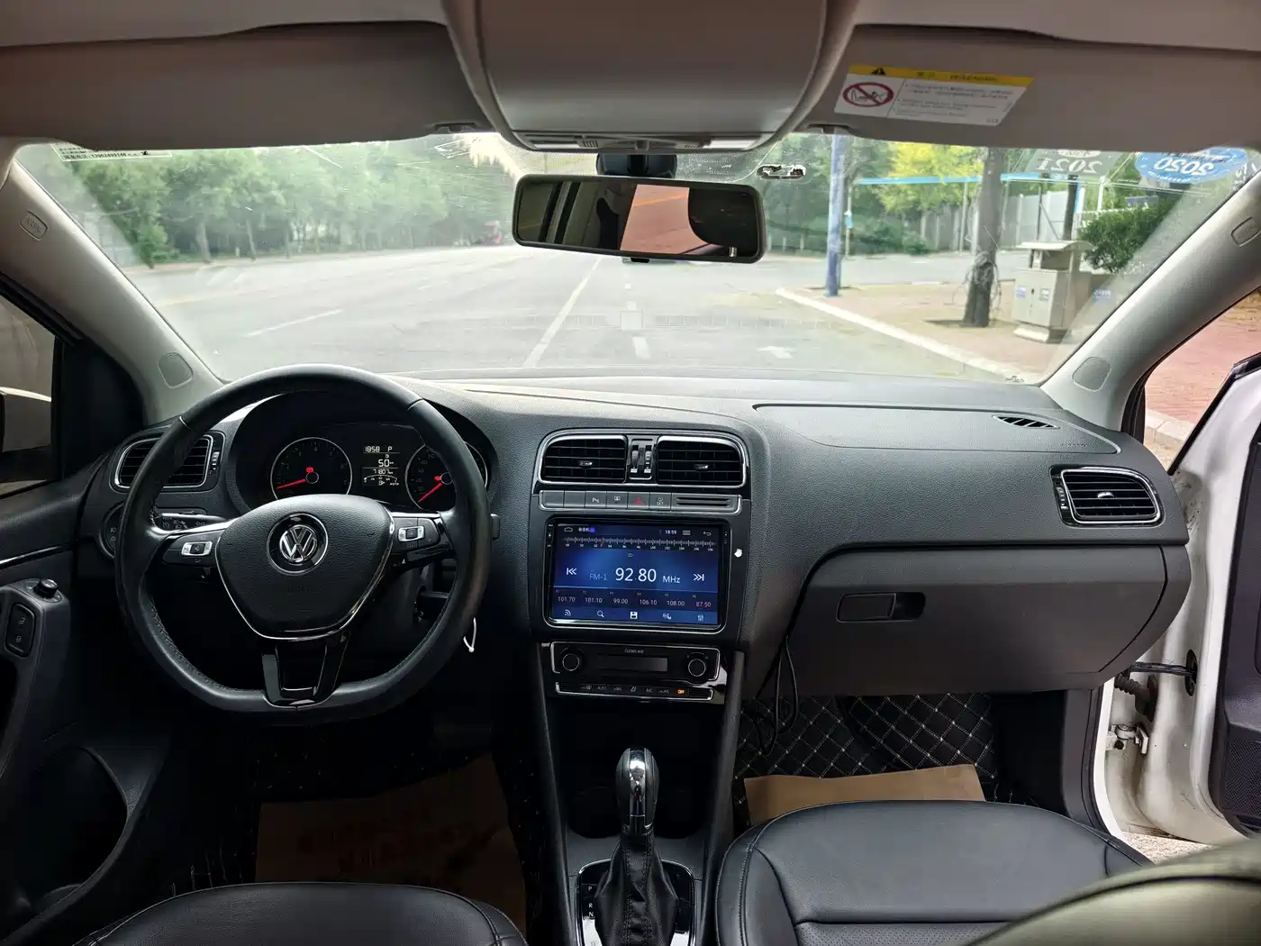 Volkswagen Polo 2016 1.6L Automatic Luxury фото 7